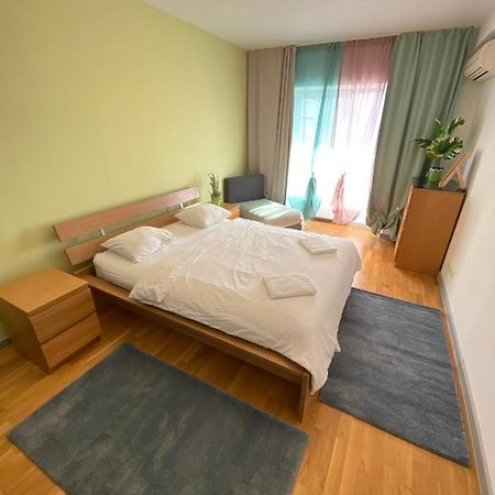 Green Apartment 214 With Private Parking Bucharest Exterior photo