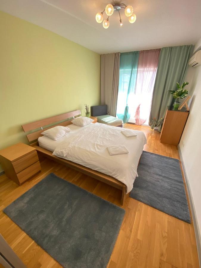 Green Apartment 214 With Private Parking Bucharest Exterior photo