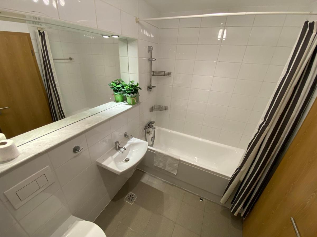 Green Apartment 214 With Private Parking Bucharest Exterior photo
