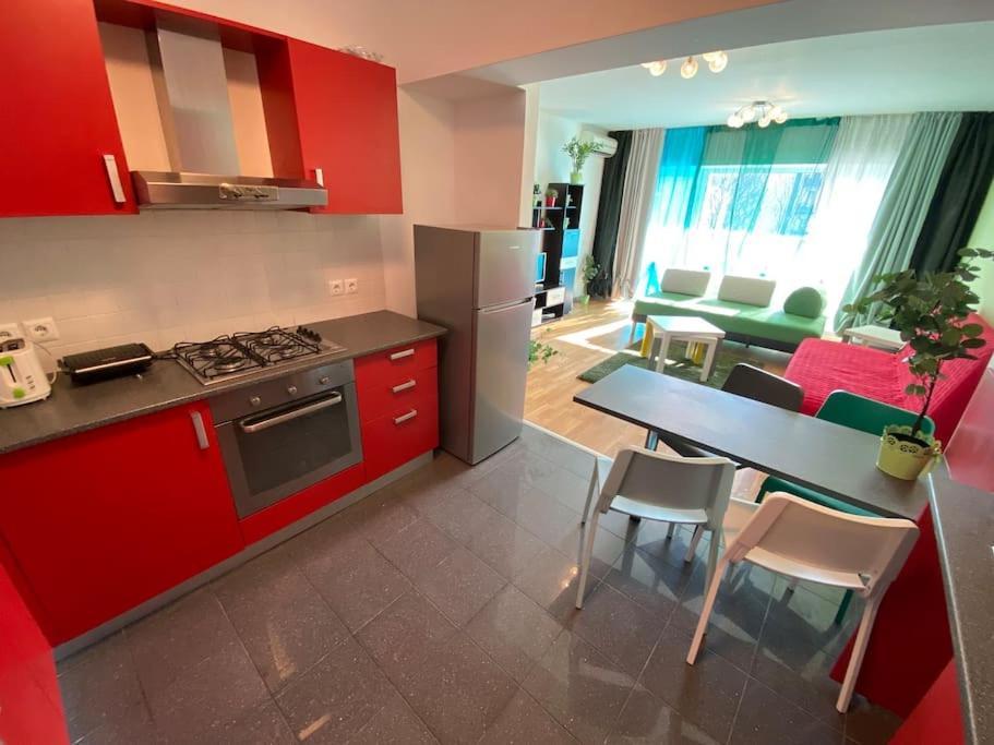 Green Apartment 214 With Private Parking Bucharest Exterior photo