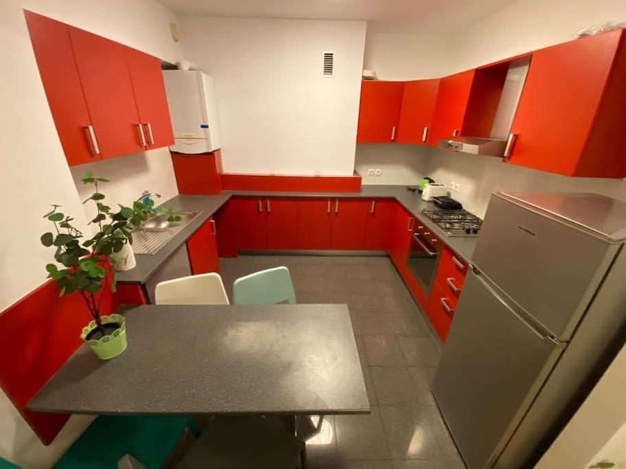 Green Apartment 214 With Private Parking Bucharest Exterior photo