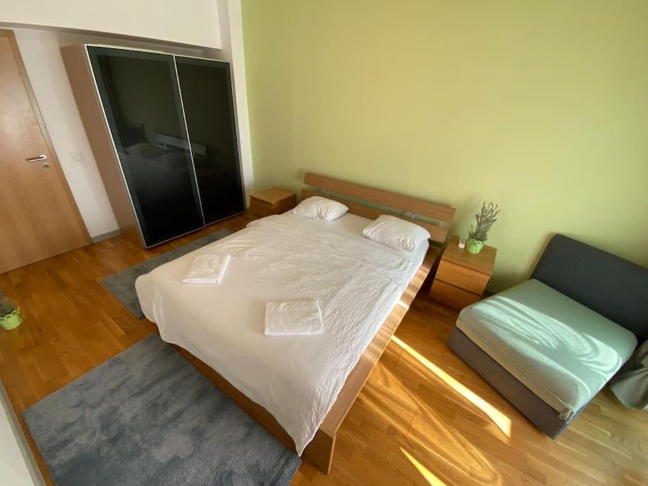 Green Apartment 214 With Private Parking Bucharest Exterior photo