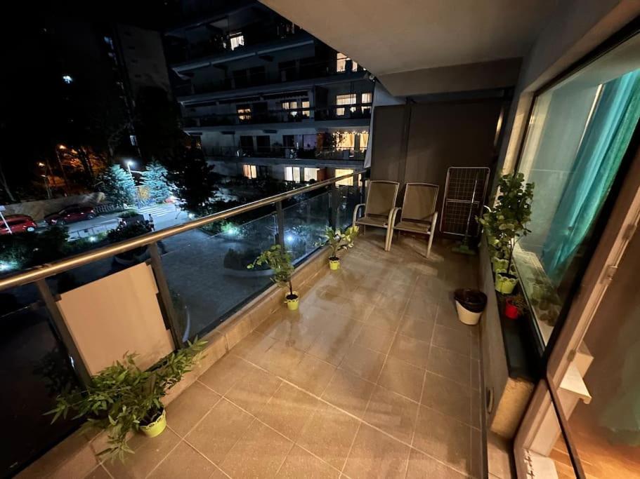 Green Apartment 214 With Private Parking Bucharest Exterior photo