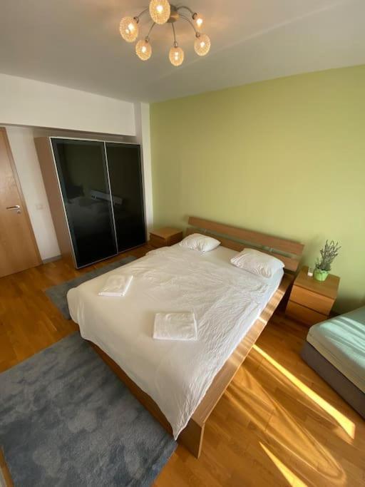 Green Apartment 214 With Private Parking Bucharest Exterior photo